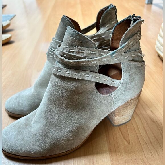 FRYE Women's Naomi Pickstitch Shootie Ankle Boot Ash Grey Suede Size 6 GUC - Picture 4 of 11